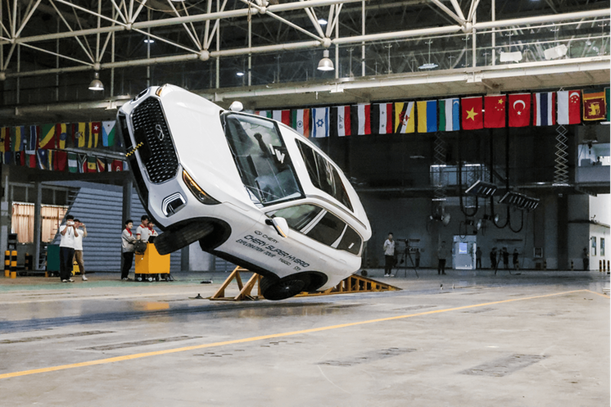 Chery puts Tiggo 9 CSH flagship to the test in extreme safety demonstrations