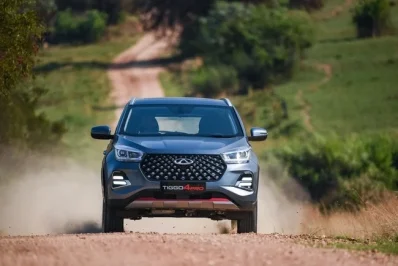 Front View of Grey Chery Tiggo 4 Pro going off-road