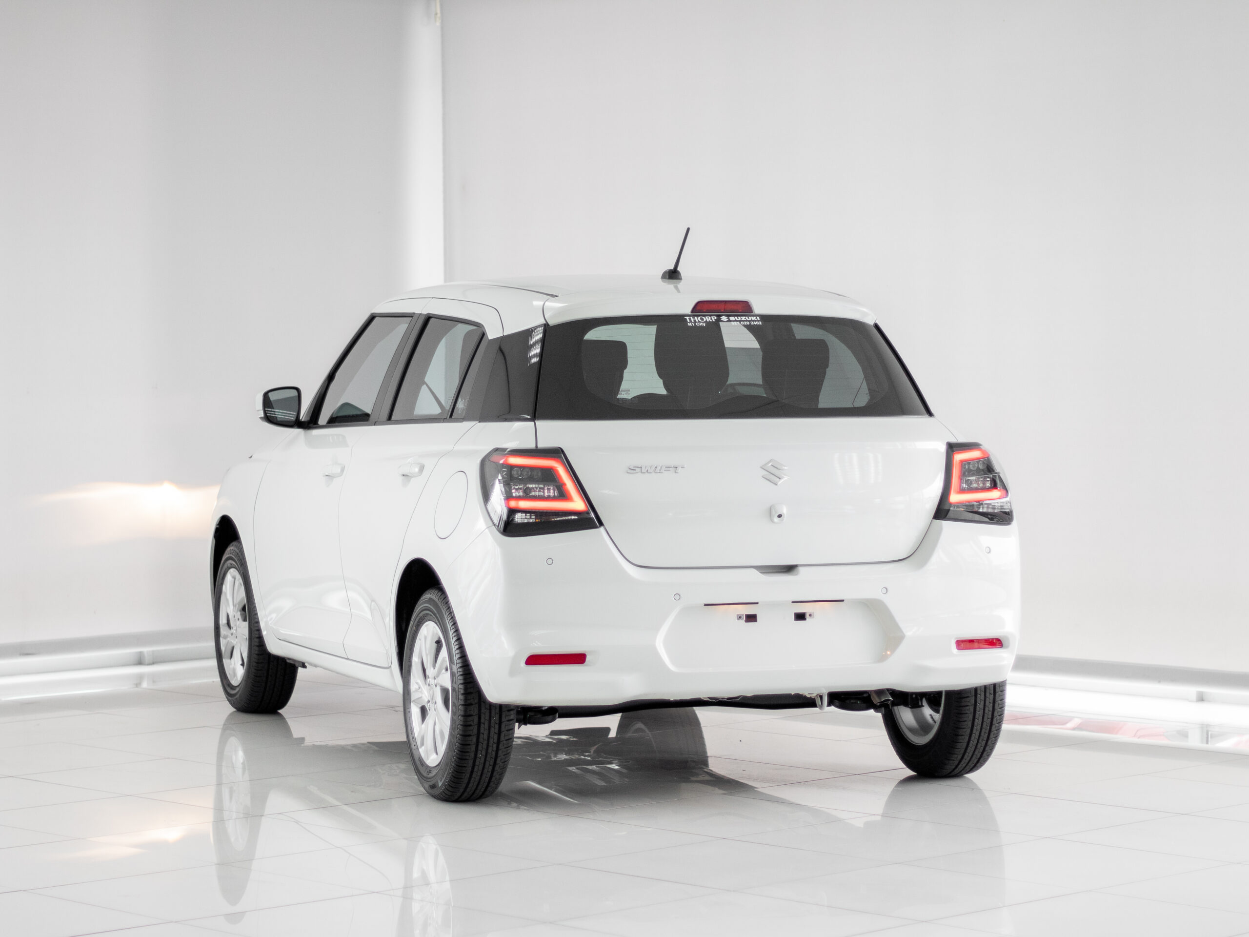 2025-Silver-Suzuki-Swift-12-GL-CVT-8455213-3-5025x3769-1.jpg