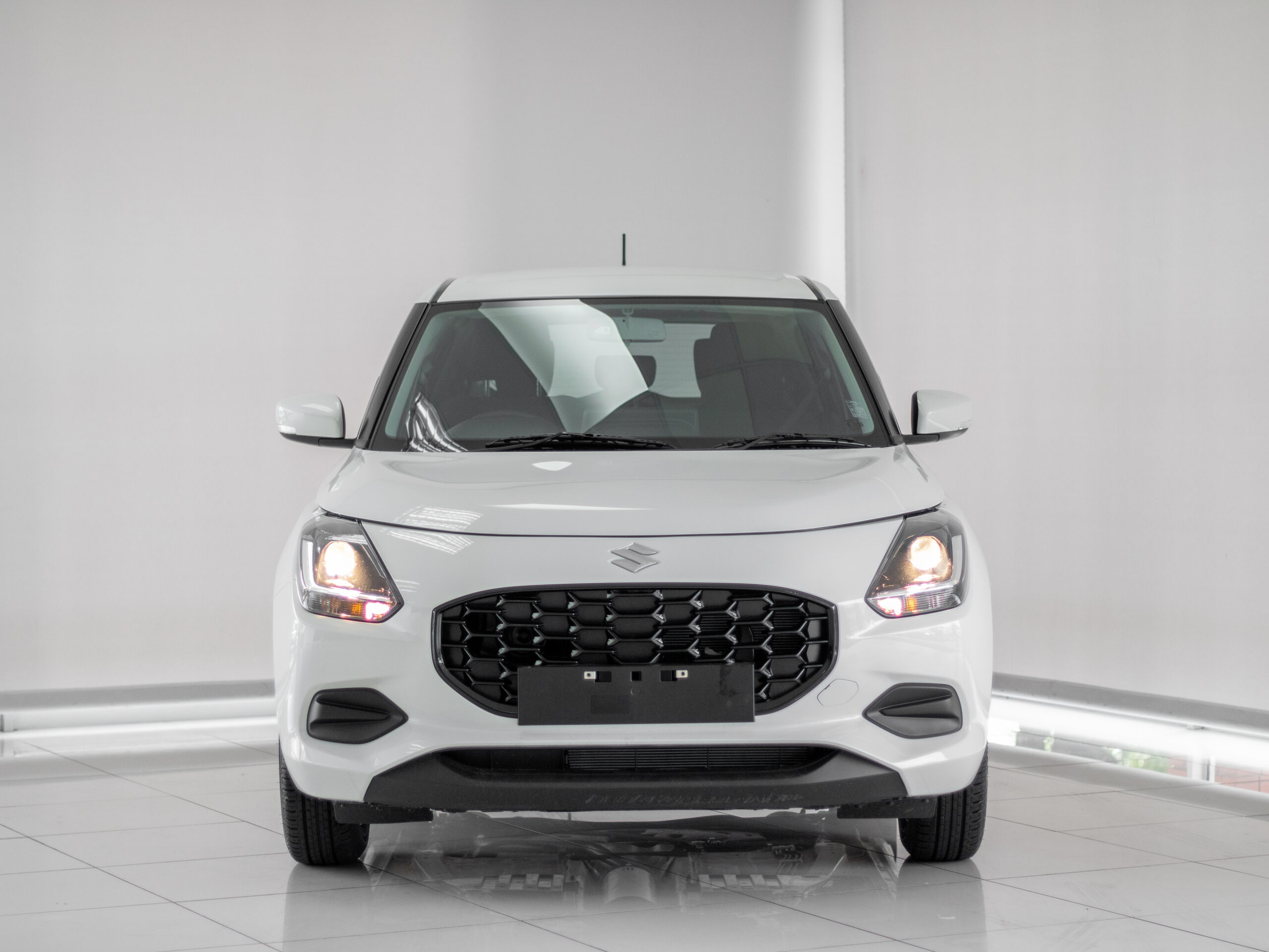 2025-White-Suzuki-Swift-12-GL-MT-8288182-3-5333x4000-1.jpg