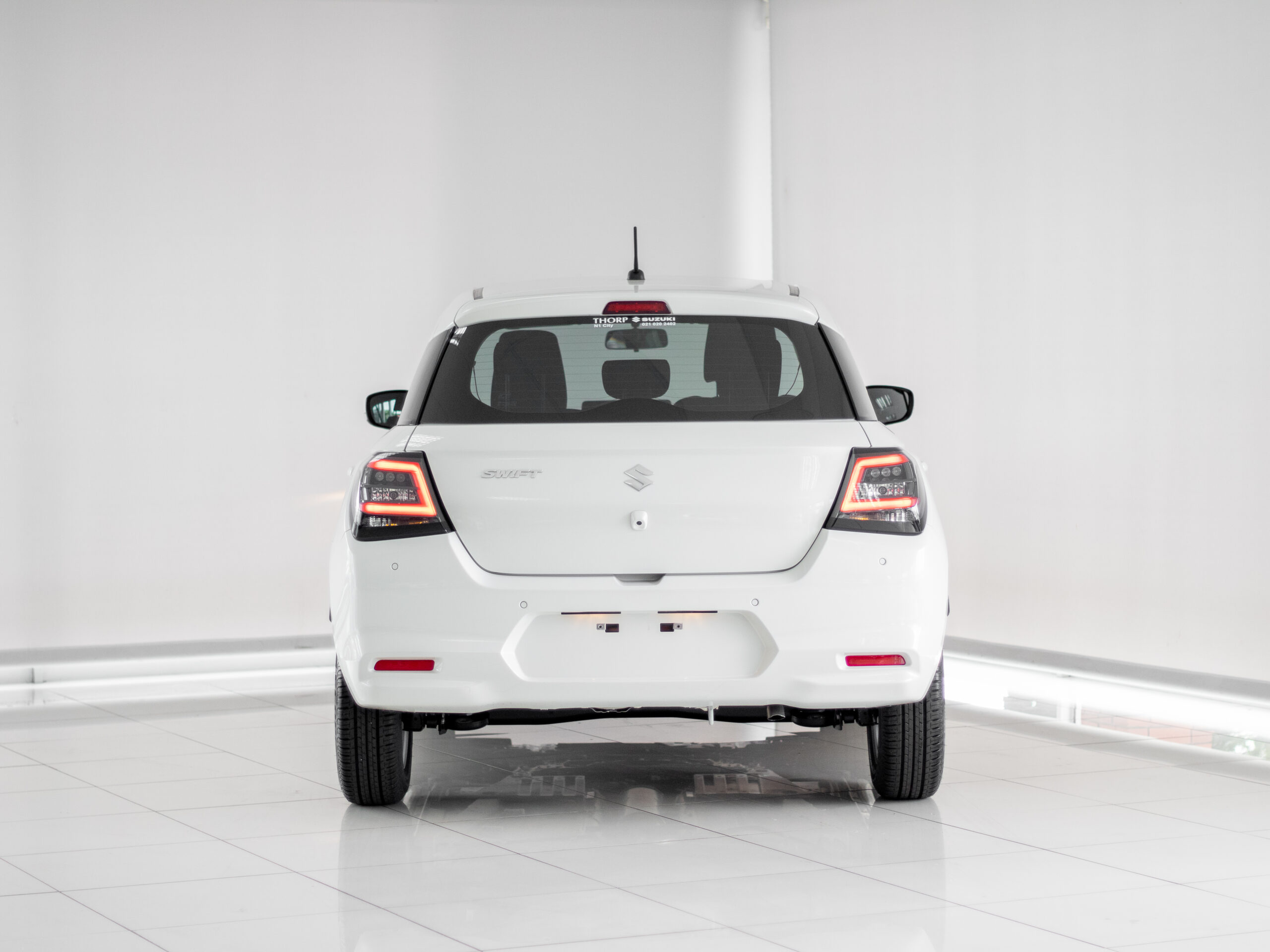 2025-White-Suzuki-Swift-12-GL-MT-8288182-4-5333x4000-1.jpg