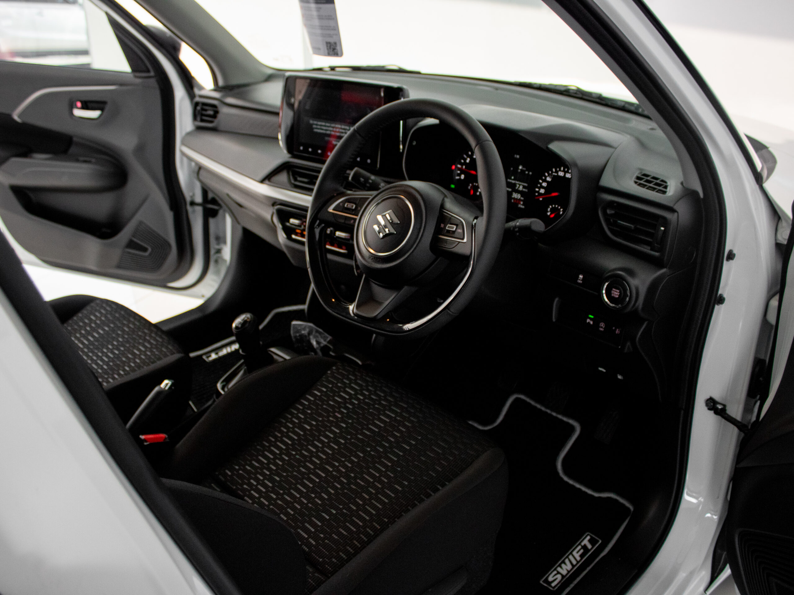 2025-White-Suzuki-Swift-12-GLX-CVT-8531950-5-5333x4000-1.jpg