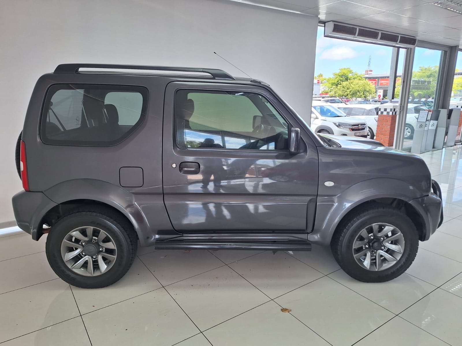 2015-Grey-Suzuki-Jimny-13-auto-8790811-2-1600x1200-1.jpg